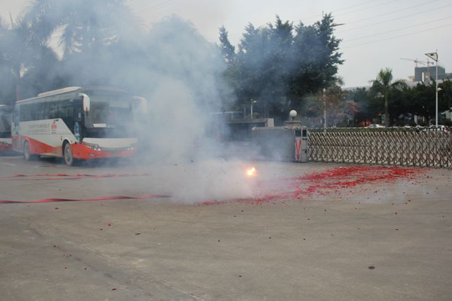 福猴翘首盼，红包送祝福—乐鱼网页版,乐鱼（中国）官方在线登录公司领导班子为员工发放“开年红包”